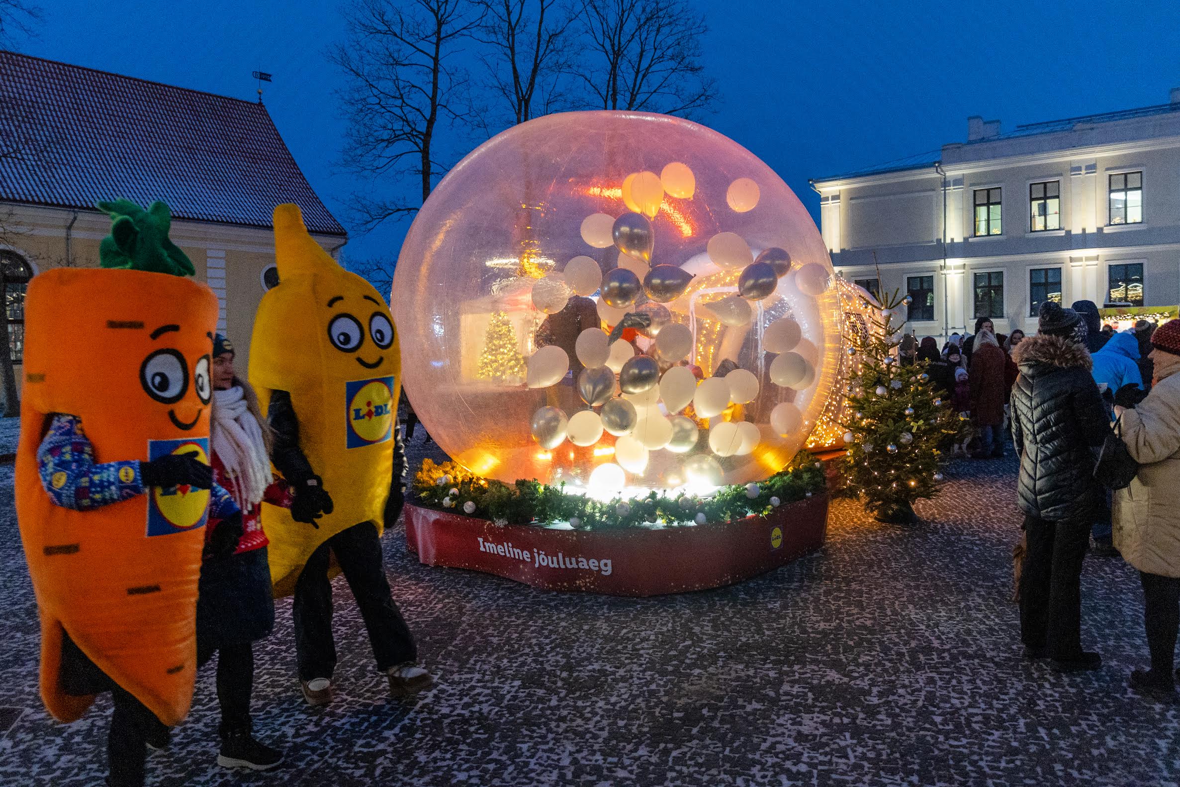 Meeleolu hoidsid üleval Lidli maskotid ning pallituba, kus sai fotoboksi abil lasta tehisintellektil endast pildi luua. Fotod: Aigar Nagel